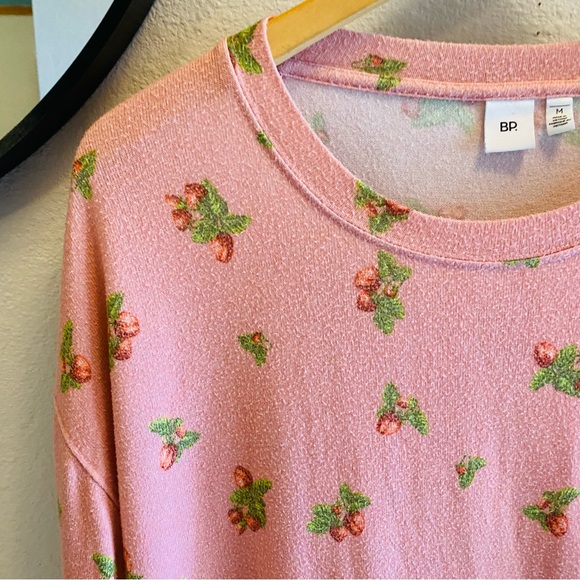 ⭐️ B.P. Pink Pilled Soft Strawberry Print Pullover - Picture 3 of 5